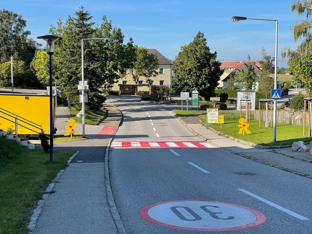 An neuralgischen Punkten rund um die Volksschule beziehungsweise die zentrale Bushaltestelle machen bunte Figuren auf den Schulbeginn aufmerksam. | Foto: ÖVP Hofkirchen