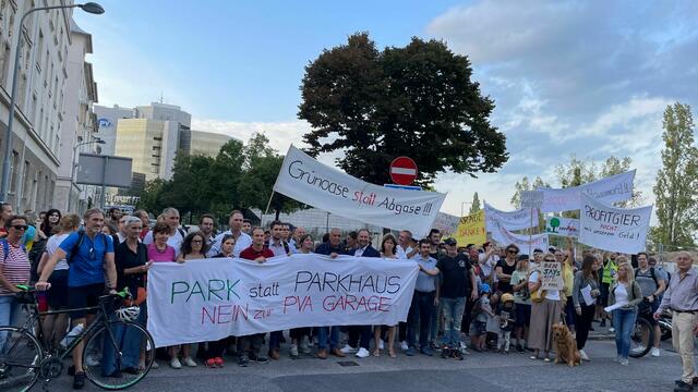 Gemeinsam demonstrierten Anrainerinnen und Anrainer mit Politikerinnen und Politikern gegen den Bau der neuen PVA-Garage am Handelskai. | Foto: Kathrin Klemm