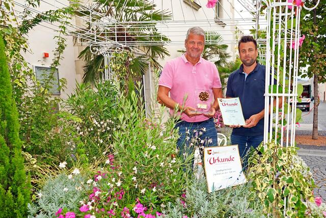 „Spittal blüht auf“: Bürgermeister Gerhard Köfer und Gärtnermeister Daniel Santner. | Foto: Stadt Spittal