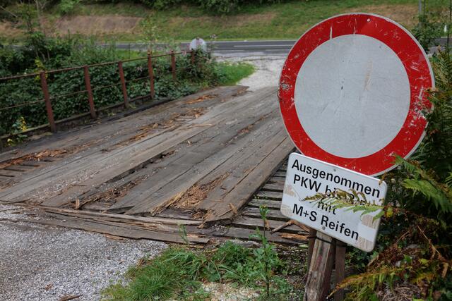 Die Zufahrt zur alten Fabrik und der Villa.