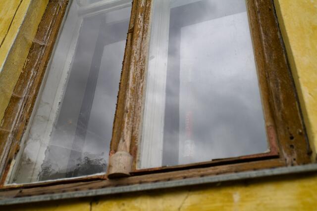 Metall-Steher stützen die maroden Decken im Haus.