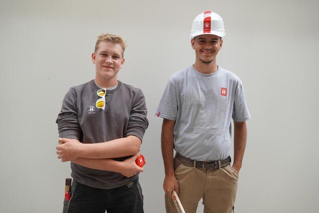 Der Holzbau-Lehrling Thomas Strasser (links) und der Hochbau-Lehrling Elvin Vikic (rechts) sind mit ihrer Lehrlingsausbildung sehr zufrieden. | Foto: Emanuel Hasenauer