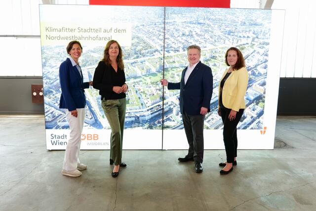 Präsentierten die Pläne für den Nordwestbahnhof (v.l.): Silvia Angelo (Mitglied des Vorstands ÖBB-Infrastruktur AG), Planungsstadträtin Ulli Sima, Bürgermeister Michael Ludwig und Bezirksvorsteherin Christine Dubravac-Widholm (alle drei SPÖ) | Foto: Max Spitzauer