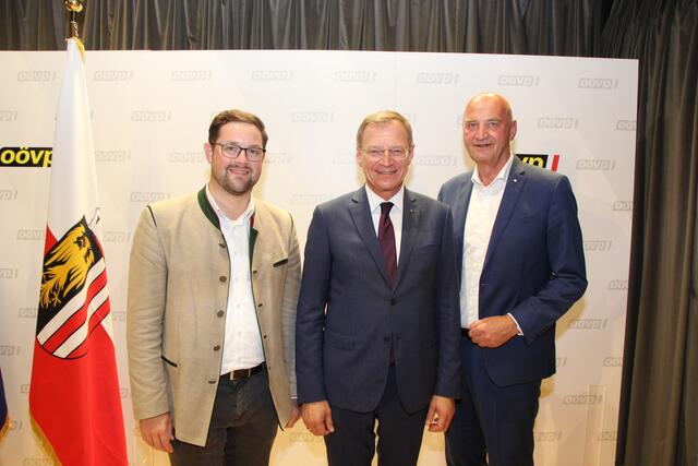 Landeshauptmann Thomas Stelzer (re.) und Landesparteisekretär Florian Hiegelsberer (li.) gratulierten Dörfel zur Wiederwahl.  | Foto: BRS/Staudinger