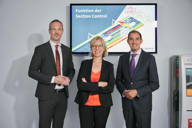 Hartwig Hufnagl, Leonore Gewessler und Christian Schimanofsky (KfV-Geschäftsführer) feiern das Jubiläum. | Foto: ASFINAG