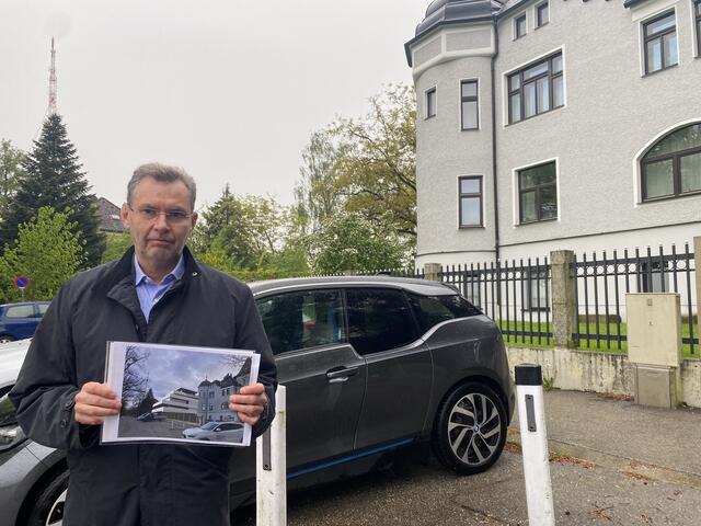 Norbert Hiesleitner fühlt sich vom fünfgeschoßigen Neubauprojekt neben seinem Haus am Freinberg überrumpelt.  | Foto: BRS/Gschwandtner