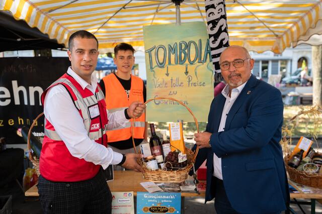 Bezirksvorsteher Peter Jagsch (r.) spielte bei der Tombla das Glücksengerl. | Foto: Alszeilenmarkt / Lukas Arnold Photography