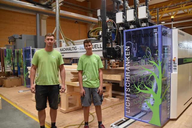 Benjamin Schoditsch und Jonas Binder sind zwei der aktuell sieben Lehrlingen bei O.K. Energie Haus. | Foto: Michael Strini