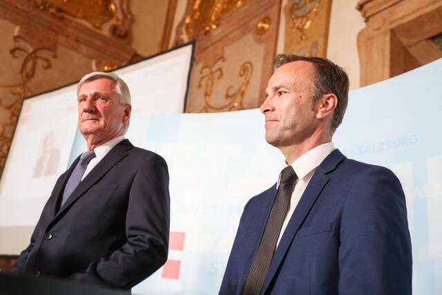 Bürgermeister Harald Preuner (ÖVP, links) und sein Vize Bernhard Auinger (SPÖ, rechts) sind sich einig, dass die Ausgliederung notwendig ist. | Foto: Archivfoto Franz Neumayr