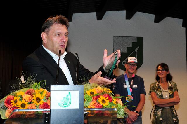 Bgm. Markus Haid kam nicht mit leeren Händen, sondern hatte eine Bergkristall mit der WM-Zeit im Gepäck. | Foto: Hassl