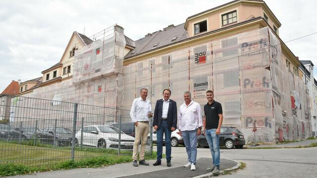 Roland Gronister (gb-Projektmanagement GMBH), Bürgermeister Matthias Stadler, Martin Sadler (Immobilien St. Pölten GesmbH &amp; Co KG) und Hannes Lindner (Winter und Partner Bau GMBH) vor der Baustelle in der Maria Emhart-Straße.  | Foto: Josef Vorlaufer