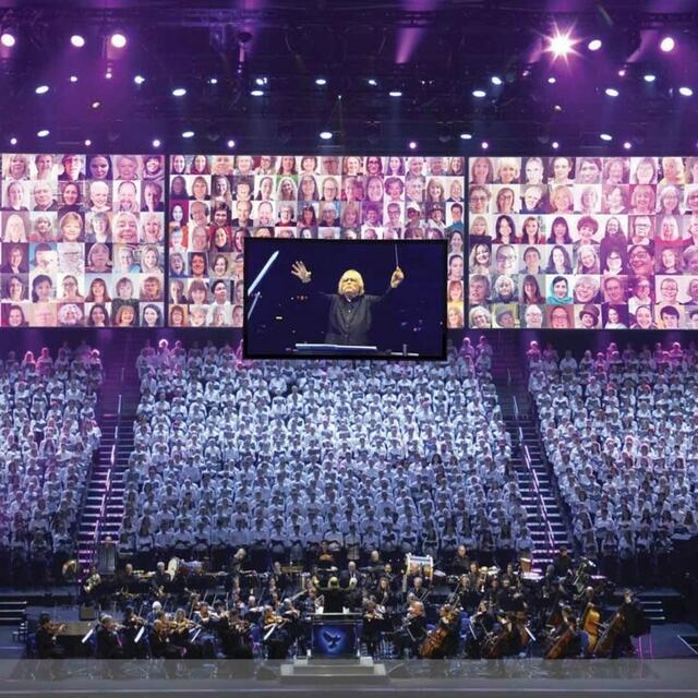 Die Uraufführung von „One World“ wird per Livestream in die ganze Welt übertragen. | Foto: Sir Karl Jenkins, World Orchestra for Peace, World Choir for Peace, Stay at Home Choir (2023)