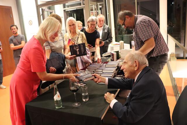 Im Anschluss an die Lesung signierte Paul Lendvai seine Bücher und plauderte mit Besuchern. | Foto: Edith Ertl