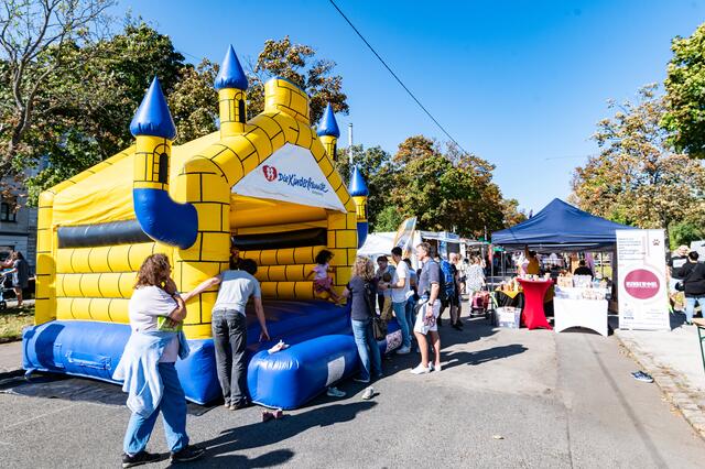 Die Luftburg kam bei den Kindern besonders gut an. | Foto: Alszeilenmarkt / Lukas Arnold Photography