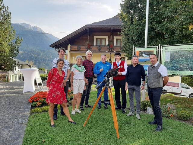 Tanja Weiß-Thalmann (TVB Berg), Christian Raffetseder (Nationalparkranger und Naturvermittler), Waltraud Sattlegger (Drausport), Wolfgang Sattlegger (Almhotel Fichtenheim), Gerald Pfiffiner (Umweltdachverband),  Adolf Seywald (TVB Obmann), Thomas Sattlegger (Sattleggers Alpenhof) und Bürgermeister Wolfgang Krenn. | Foto: TVB Berg