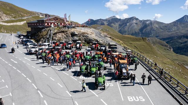 35 Oldtimer-Traktoren aus Niederösterreich begleiteten den umgebauten E-Traktor bis zum Fuschltörl auf 2.428 Meter Seehöhe | Foto: Alex Wagner