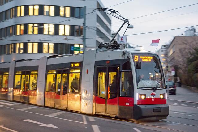 Am Mittwochnachmittag kam es zu einem Verkehrsunfall in der Alserbachstraße, bei der eine Bim der Linie 33 sowie ein Pkw involviert waren. | Foto: Wiener Linien /Manfred Helmer