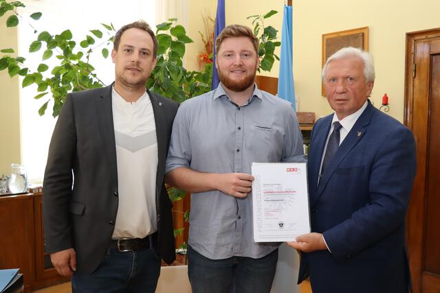Stadtamtsdirektor Christof Holzer (l.) und Bürgermeister Herbert Osterbauer (r.) gratulieren Michael Brunnhofer zum ausgezeichneten Lehrabschluss. | Foto: Stadtgemeinde Neunkirchen