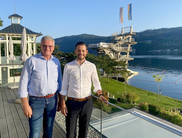 Alexander Thoma und Sebastian Schuschnig vor dem Sprungturm in Millstatt. | Foto: Büro Schuschnig