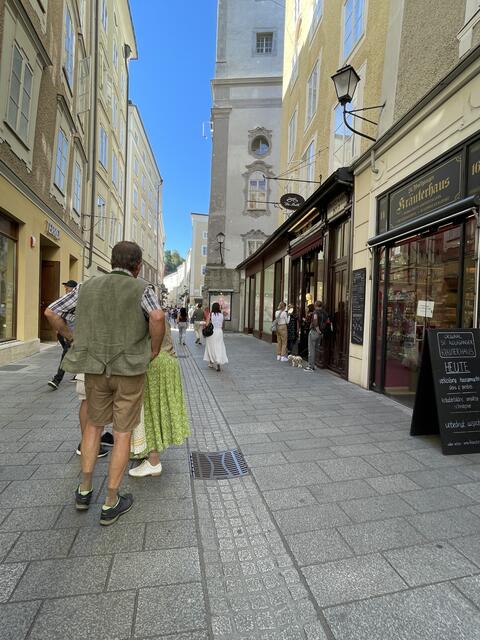 Rupertikirtag: Männer und Frauen strömen in der Tracht durch die Getreidegasse.  | Foto: sm