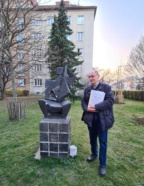 Gerhard Jordan bei einer Führung im Steinitzhof bei einer Skulptur von Wander Bertoni.  | Foto: privat
