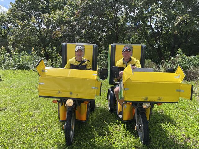 Wolfi Kromp und Günther Lanzinger sind in Eishockey-Pension, als Postler sind beide aber noch unterwegs.  | Foto: MeinBezirk.at