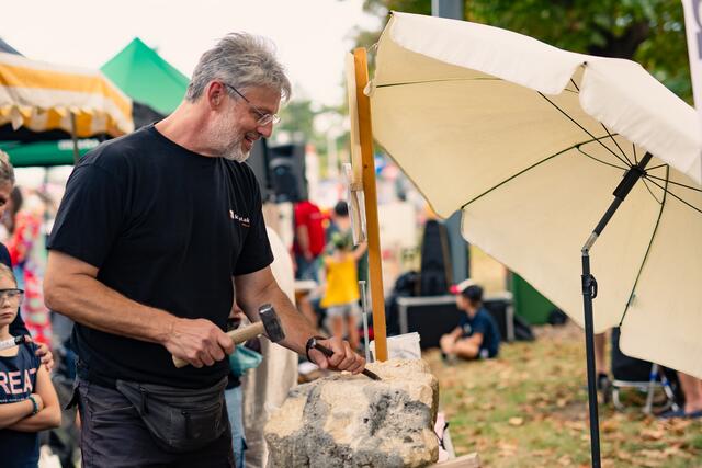 Bildhauer Reinhard Winte zeigte sein Handwerk. | Foto: Alszeilenmarkt / Lukas Arnold Photography