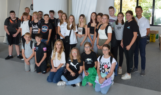 Die 4B-Klasse der Mittelschule Kühnsdorf mit Lehrer Michael Mistelbauer bei ihrem Besuch im Testcenter Carinthia in Klagenfurt in der ersten Schulwoche | Foto: TCC