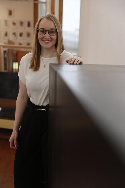 Lisa Aschl ist Tischlermeisterin bei der Tischlerei Moser in Grieskirchen. | Foto: Alexander Stimmeder