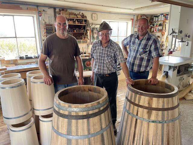 Dieses Handwerk ist am Ende eine runde Sache. Für die Liebe zum Fassbinder-Beruf stehen Johann Hütter junior, Vater Johann senior und Bruder Andreas (v.l.).  | Foto: RegionalMedien