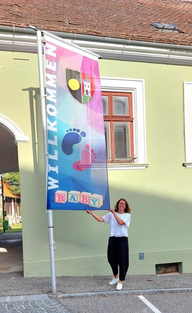 Bürgermeisterin Karin Gorenzel mit der neuen Geburtenfahne  | Foto: Marktgemeinde Oberwölbling