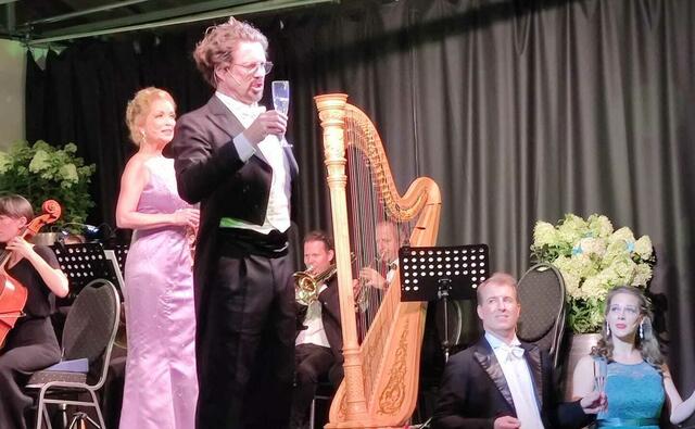 Die Solisten, der Völkermarkter Opernchor und das Orchester "Camerata Sinfonica Austria" begeisterten bei der Jubiläumsgala mit den schönsten Opern- und Operettenmelodien aus zehn Jahren "Kulturglashaus". | Foto: www.kulturglashaus.at