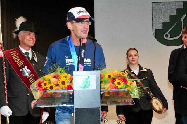 Georg Schweighofer bedankte sich für den herzlichen Empfang am Birgitzer Dorfplatz. | Foto: Hassl