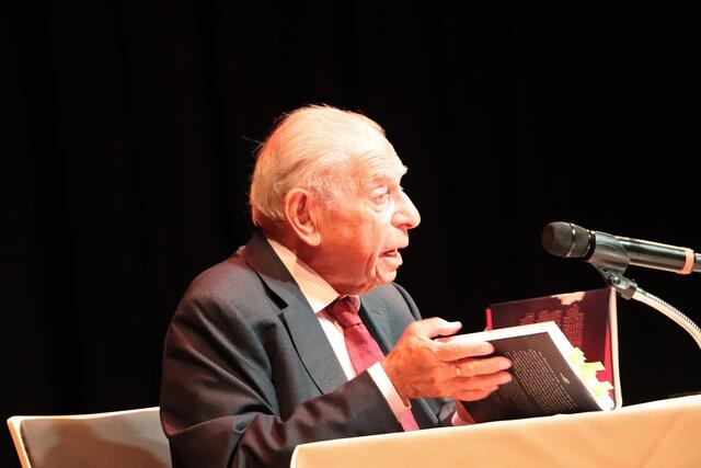 Wie kaum jemand kennt Paul Lendvai das nationale und internationale Parkett der Politik. Pointiert skizzierte er politische Entscheidungsträger, bekrittelte eine zerstörende und sprach sie für eine konstruktive Opposition aus.  | Foto: Edith Ertl