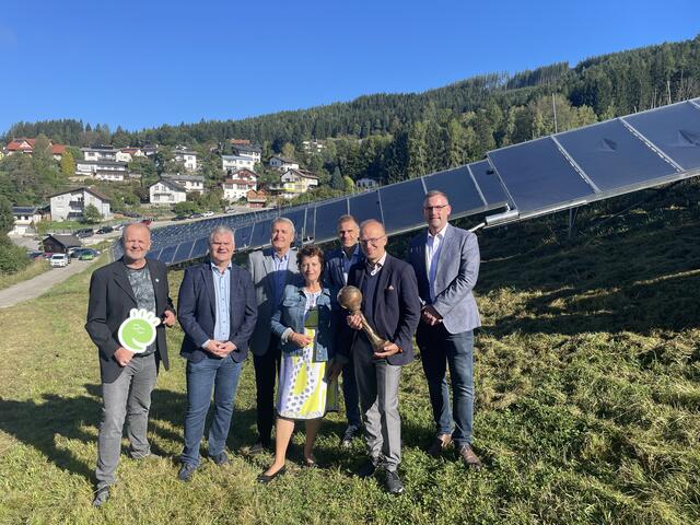 Eröffnung der Großsolaranlage Mayerhoferwiese in Mürzzuschlag mit Projektbeteiligten sowie Ehrengästen vom Land und der Stadt Mürzzuschlag. | Foto: Koidl
