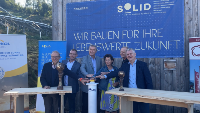 Symbolisch wurde die Solarthermie-Anlage Mürzzuschlag heute feierlich in Betrieb genommen. | Foto: Koidl