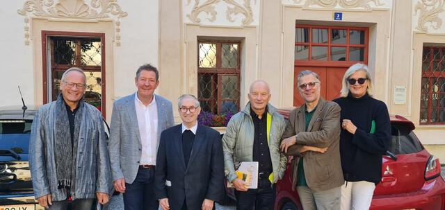 Arnold Mettnitzer, Bürgermeister Josef Müller, Pfarrer Johann Dersula, Valentin Hauser, Franz Pichorner und Ursula Plassnik beim Griffen-Besuch mit Besichtigung des Stiftes, der Handke-Ausstellung und des Handke-Platzes | Foto: Marktgemeinde Griffen