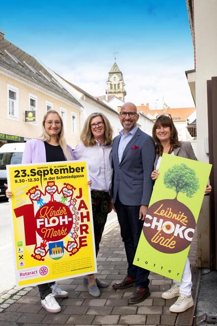 V.l.: Flohmarktkoordinatorin Lisa Hanschek, Mastermind und Promotorin Barbara Draxler, Bürgermeister Michael Schumacher und Apothekerin und Schokofreak Renate Kappaun mit der großen neuen "Leibnitzer Chokolinde" vor dem Stadtbüro in der Schmiedgasse. | Foto: Thomas Wasle