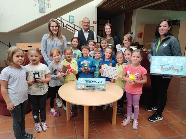 Bei der Überreichung des AnTONNIA-Schulkoffer mit Kindern der Volksschule Haugsdorf, Direktorin Elke Gartler, Pädagogin Melanie Indraczek, Obmann und Bgm. Andreas Sedlmayer und Abfallberaterin Conny Lachmann | Foto: Abfallverband Hollabrunn