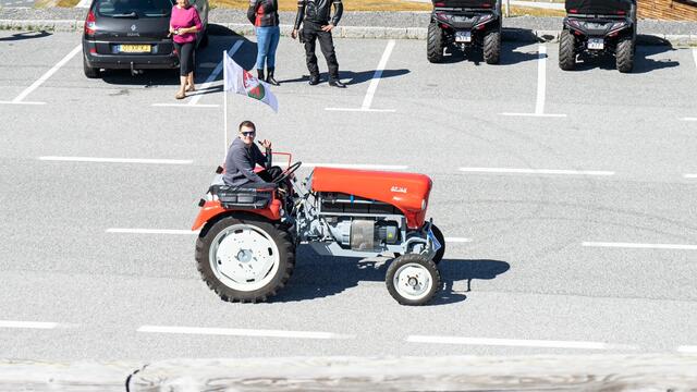 Daniel Adelberger aus Vestenthal mit dem E-Oldtimer-Traktor der ETM auf dem Großglockner | Foto: Alex Wagner