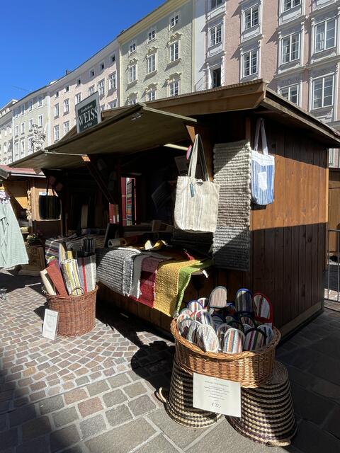 Handgeknüpfte Teppiche und Patschen made in Salzburg.  | Foto: sm