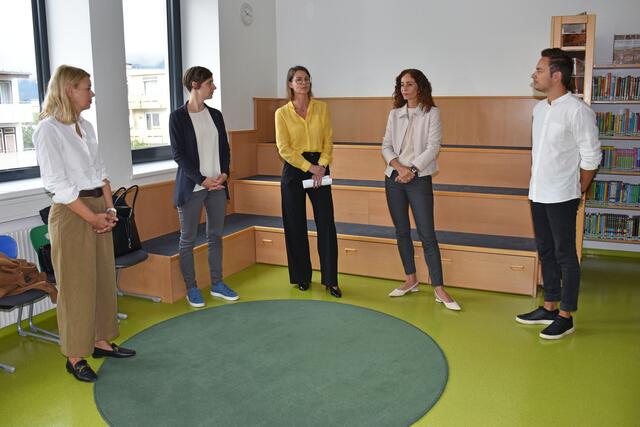 Im Rahmen eines Medientermins in der VS Angergasse wurde über die geplante Erweiterung und den Erfolg des bewährten Konzepts der SCHUSO berichtet. | Foto: © Land Tirol/Dorfmann