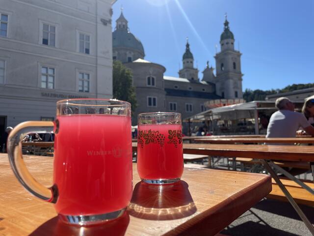 Anstossen auf ein fröhliches Fest: mit Schilcher Sturm.  | Foto: sm