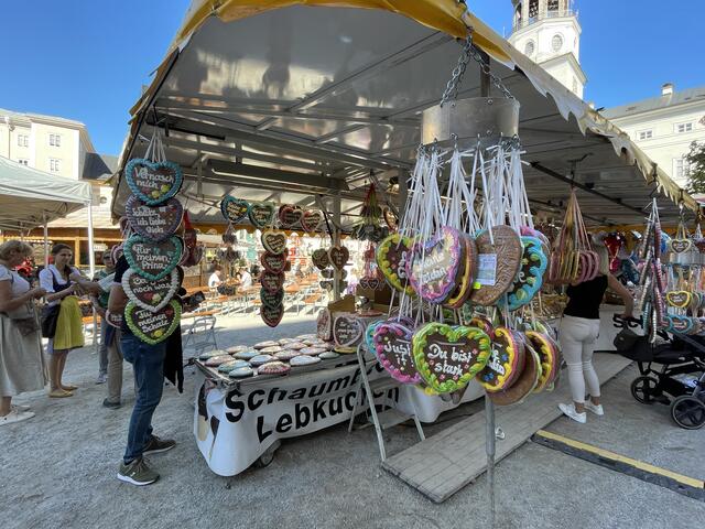 Viele Lebkuchenherzen hängen an den Ständen.  | Foto: sm