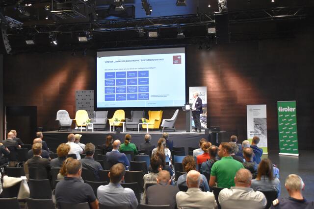 Elmar Rizzoli (Land Tirol) ließ in seinem Vortrag vergangene Krisen Revue passieren, thematisierte aber auch neue Krisen.  | Foto: Barbara Fluckinger