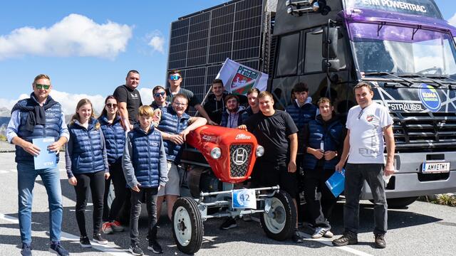Das erfolgreiche Lehrlingsprojekt der ETM führte jetzt sogar auf den Groß-glockner: Christian Marquart (Geschäftsführer ETM), Michaela Hundegger, Katrin Wagner, Tobias Haider, Lukas Bürbaumer-Marquart, Daniel Adelberger, Fabian Schar-leitner, Erik Katzengruber, Lorenz Hold, Michael Pieringer, Christian Grafetsberger, Alexander König, Matthias Stockinger, Philipp Schuller und Josef Hofstätter (Obmann „Private Fahrzeughistorik Sträußl“) (v. li. n. re.) | Foto: Alex Wagner