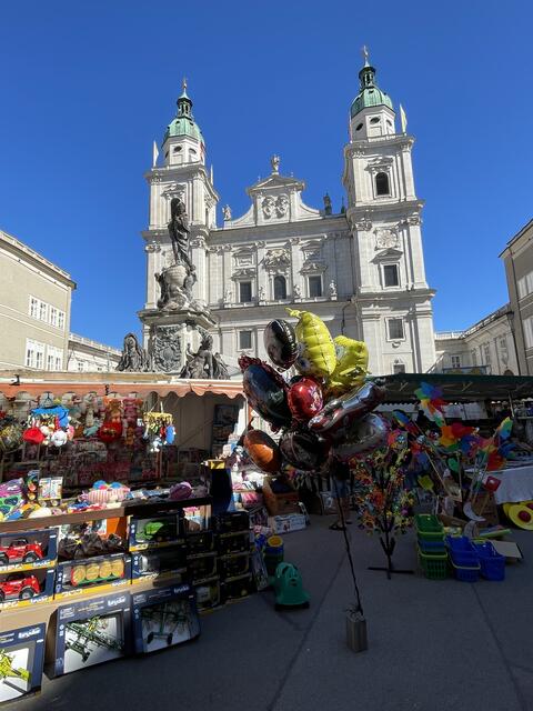 Bunte Ballons am Rupertikirtag vor dem Salzburger Dom.  | Foto: sm