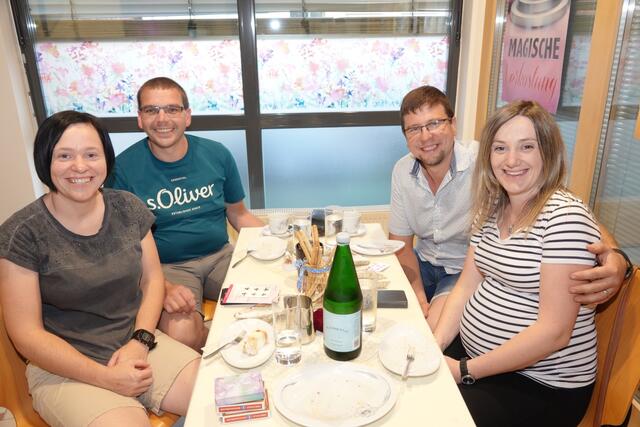 Begeisterung war auch bei diesen vier Gästen zu spüren, die besonders das familiäre Ambiente sehr zu schätzen wussten. | Foto: Michael Blinzer