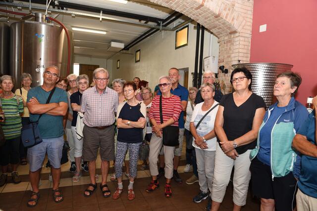 Die Teilnehmer:innen bei der Besichtigung des Weingutes in Slowenien. | Foto: Josef Dolzer