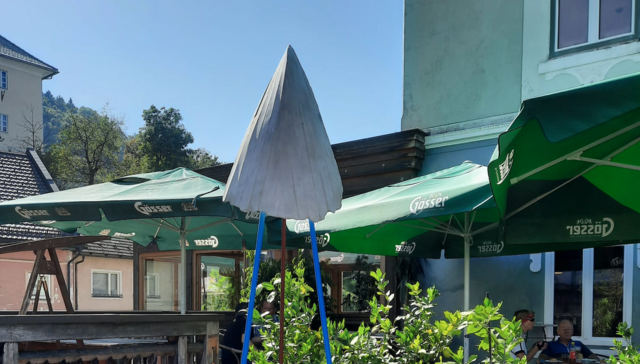 Die Bäckerei Selitsch in der Kärntner Straße 43 in Arnoldstein schnappt sich Strugers Skulptur "California Dreaming" | Foto: Céline Struger